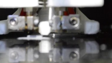 Sıcak plastik yalıtılmış nesne yakın çekim dan modern 3d yazıcıda ki yazdırma. Plastik tel tel ile yazdırma. Modern 3d baskı teknolojisi. Endüstriyel teknolojik arka plan. Gerçek zamanlı
