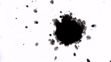 Siyah mürekkep Özet akışı beyaz bir yüzeye lekeleri