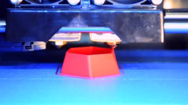 Süreci başlatıyorum, üsleri dolduruyorum. Modern 3D yazıcı yazıcı figürü makromatik. Üç boyutlu 3d yazıcı, laboratuarda plastik pembe ve mavi renkler modelliyor..