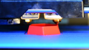 Süreci başlatıyorum, üsleri dolduruyorum. Modern 3D yazıcı yazıcı figürü makromatik. Üç boyutlu 3d yazıcı, laboratuarda plastik pembe ve mavi renkler modelliyor..