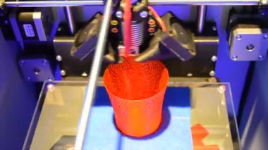 3D yazıcı kırmızı bir vazo oluşturdu, yukarıdan görünüm, hızlı video