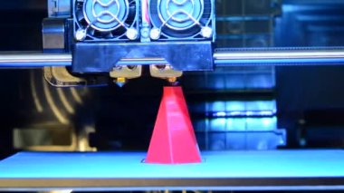 Timelapse Modern 3D yazıcı yazıcı figür yakın çekim makrosu. Otomatik üç boyutlu 3D yazıcı laboratuarda plastik pembe renk mavi arkaplan modellemesi yapar. 3d yazdırma filamanı
