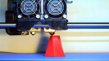 Modern 3D yazıcı yazıcı figürü makromatik yakın çekim. 3 boyutlu 3d yazıcı laboratuarda plastik pembe ve mavi renkler sergiliyor. Beyaz arkaplan ile 3d yazdırma işlemi