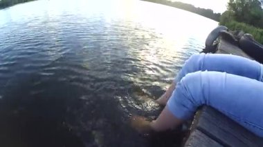 Kız su yakın çekim tekme atıyor. Geri kalan su tatil