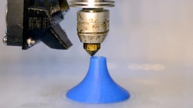3D printerlere harcama maddeler içinde işlem yakın çekim. Otomatik üç boyutlu 3d baskı plastik modelleme laboratuvarda gerçekleştirir. 4ht Sanayi Devrimi. Modern ek teknoloji.