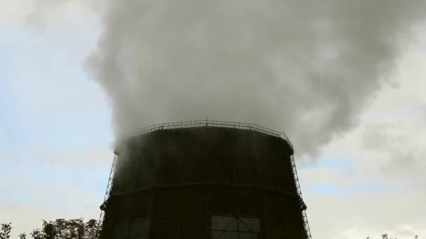 从一个大管子顶部冒出大量的蒸汽和烟雾 从一个大管子厂里冒出大量的烟雾 多云天气下烟囱发电厂的特写镜头冒出的烟 — 图库视频影像