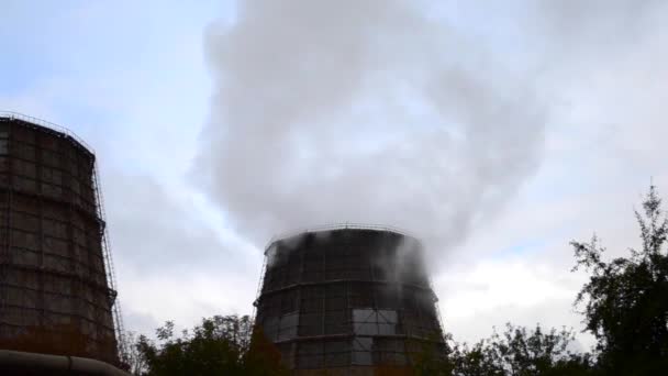 大きなパイプ工場から大量の煙が出ています 曇りの日に煙突発電所の近くから煙が出て — ストック動画