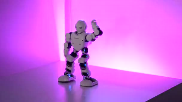 キエフ ウクライナ 2017 小さなサイボーグ ロボット 輝く目を持つヒューマノイド ロボットの手で音楽を足の踊りとは異なる動きを体します 人工知能 スマート ロボット — ストック動画
