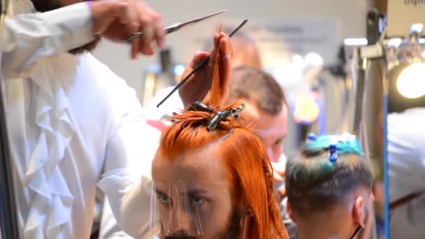 Kiew Ukraine Friseurfestival Kristallengel April 2016 Männliche Friseure Machen Männlichen — Stockvideo