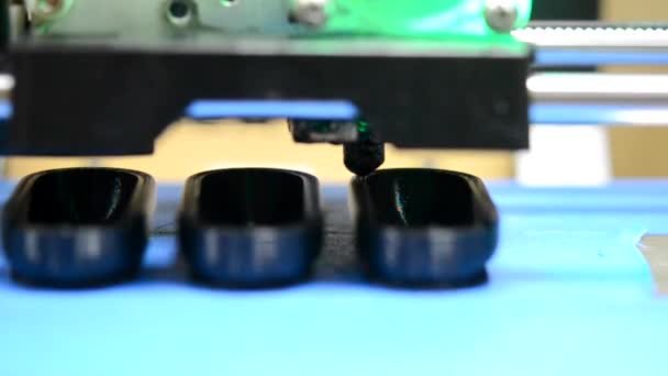 Pencetak Ketika Mencetak Bentuk Closeup Hitam Dengan Suara — Stok Video