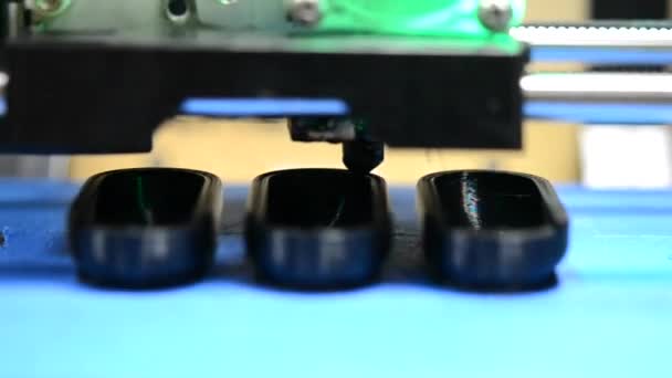 3Dプリンタは黒のクローズアップを形成印刷しながら — ストック動画