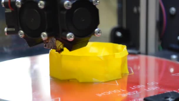 Afdrukken Printer Helder Gele Model Close Automatische Printer Uitvoert Kunststof — Stockvideo