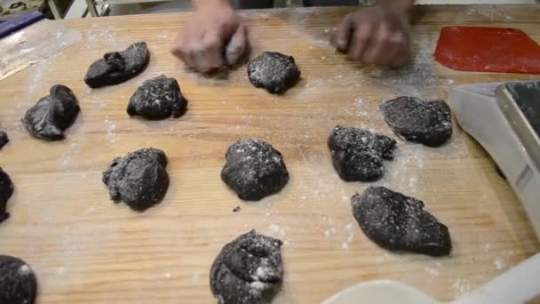 Mężczyzna Piekarz Robi Kształt Ciasto Dla Bułki — Wideo stockowe