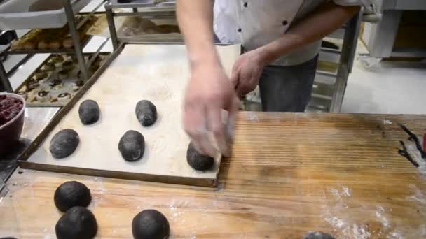 Der Männliche Bäcker Legt Den Rohen Teig Auf Ein Backblech — Stockvideo