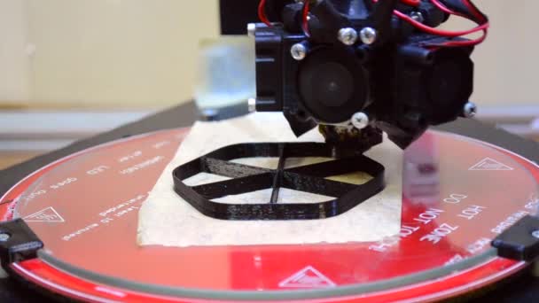 Imprimanta Imprimare Model Negru Close Imprimanta Automată Efectuează Modelarea Plastică — Videoclip de stoc