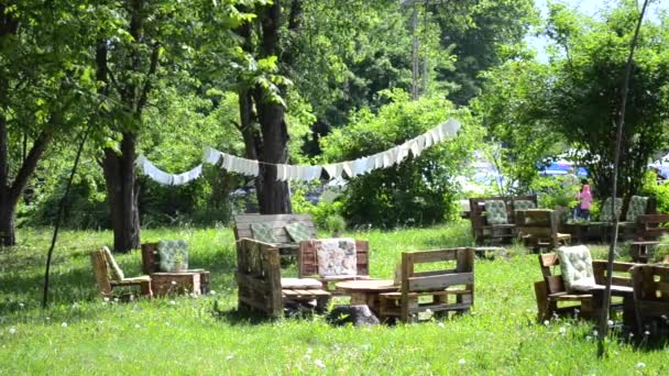 Holztische Und Sitzgelegenheiten Garten Sonnigen Sommertagen — Stockvideo