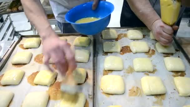 Zwei Bäcker Machen Zuckerhaltige Mit Sahne Gefüllte Brötchen — Stockvideo