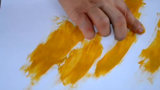 Fille Dessine Des Doigts Peintures Couleurs Jaune Marron Peinture Abstraite — Video