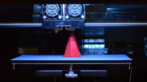 現代の3Dプリンタの印刷図を閉じるマクロ 自動3次元3Dプリンタは 実験室でプラスチックピンクと青の色モデリングを実行します 黒の背景に3Dプリント処理 — ストック動画