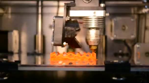 3D打印机打印孤立的橙色物体特写 现代加法技术 4Ht工业革命 时间飞逝 — 图库视频影像