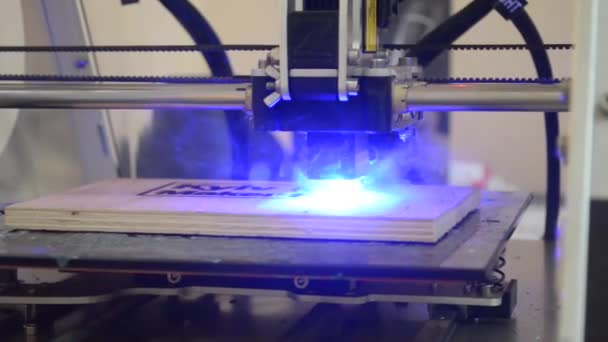 Gravure Sur Bois Laser Faisceau Laser Imprimante Brûle Gros Plan — Video