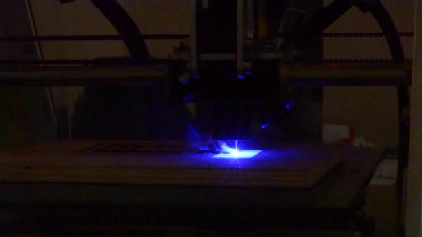 Grawerowanie Laserowe Drewno Wiązki Laserowej Drukarki Spala Wzór Zbliżenie Płycie — Wideo stockowe