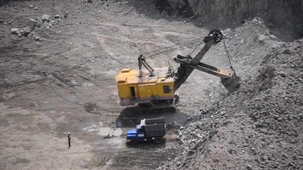 대규모 굴착기는 화강암 채석장에서 일하며 트럭에 싣는다 위에서 중장비 — 비디오