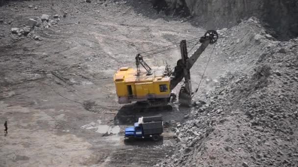 Twee Video Grote Industriële Graafmachine Werkt Granieten Steengroeve Stenen Ladingen — Stockvideo