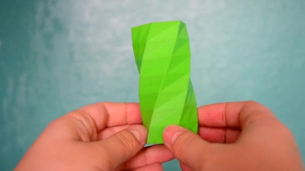 Osoba Drží Ruce Zobrazit Zelený Objekt Vytvořený Tiskárně Pov Úhlu — Stock video