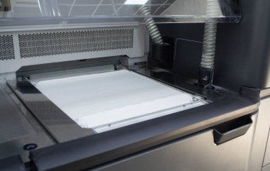 Yazdırma tozu için beyaz poliyamid tozu. 3D yazıcı, yakın plan. 3D yazıcının yazıcı içindeki çalışan yüzeye yüksek hızlı basımı için toz. Yeni modern baskı teknolojisi. Çoklu Jet Füzyon MJF