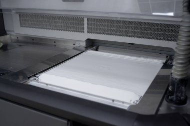 Yazdırma tozu için beyaz poliyamid tozu. 3D yazıcı, yakın plan. 3D yazıcının yazıcı içindeki çalışan yüzeye yüksek hızlı basımı için toz. Yeni modern baskı teknolojisi. Çoklu Jet Füzyon MJF