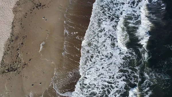 Drohnenflug Über Meereswellen Die Auf Die Sandige Küste Rollen Ansicht — Stockfoto