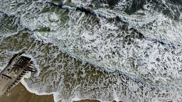无人驾驶飞机俯瞰着翻滚在沙滩上的海浪 顶部视图 白沫浪涌上沙滩 慢动作自然 自然背景 概念生态 气候变化 — 图库照片