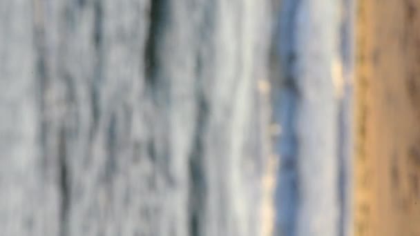 Розмитий Фон Морська Хвиля Білою Піною Піщаному Пляжі Літній Сонячний — стокове відео