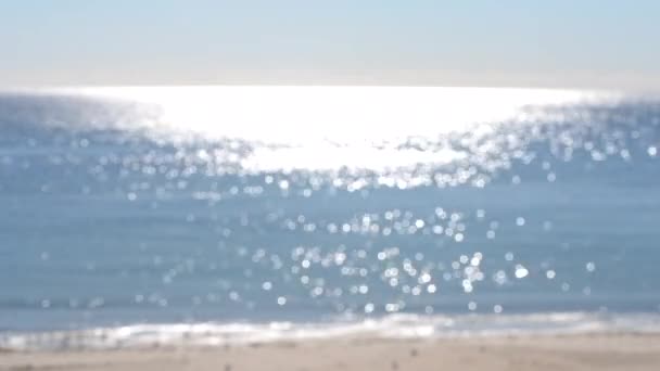 Abstrakter Verschwommener Hintergrund Weiße Reflexe Der Strahlenden Sonne Auf Der — Stockvideo