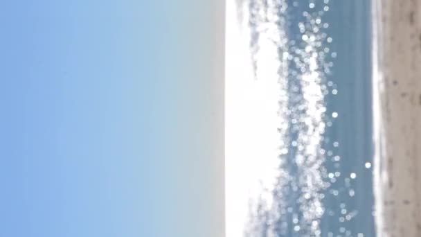 Abstraktní Rozmazané Pozadí Skvrny Bílých Odrazů Zářícího Slunce Modrém Povrchu — Stock video
