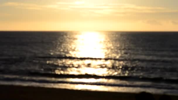 Wazige Achtergrond Helder Zonnig Pad Donker Oppervlak Van Zeegolven Zonsopkomst — Stockvideo