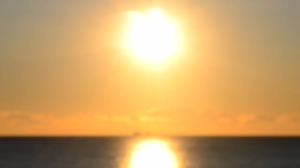 模糊的背景 日落时分 太阳在天空中闪烁着光芒 天亮了 日落了 阳光明媚的小径 阳光明媚的走在海面上的海浪上 自然模糊的Bokeh纹理 — 图库视频影像
