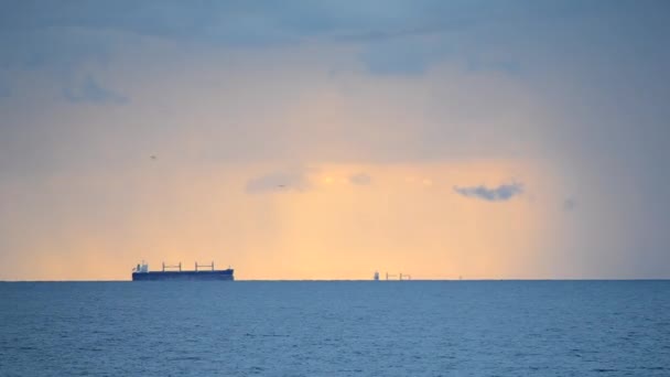 Tanker Přepravu Obilí Daleko Obzoru Moři Pozadí Západu Slunce Padajícím — Stock video