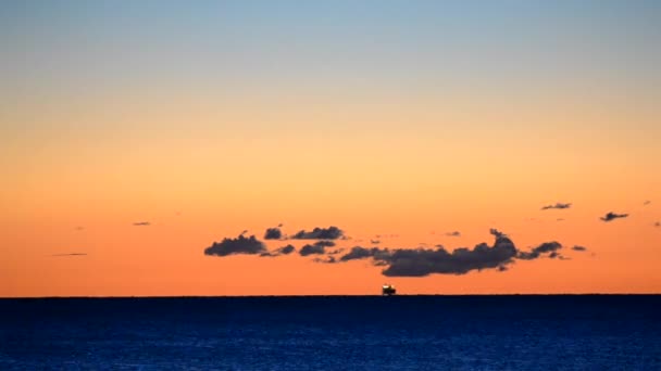 Kontrastowy Poranny Krajobraz Morski Cysterna Zbożowa Głąb Morza Ciemnoniebieskie Niebo — Wideo stockowe