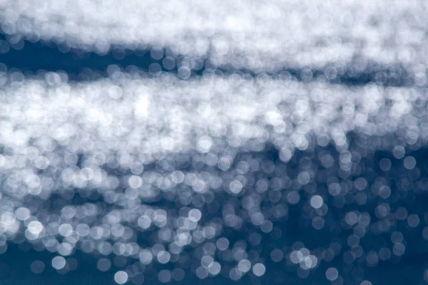 Soyut Bulanık Arkaplan Deniz Dalgalarının Mavi Yüzeyinde Parlayan Güneşin Beyaz — Stok fotoğraf
