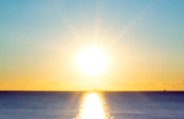 Fundo Desfocado Sol Brilhando Céu Azul Durante Amanhecer Pôr Sol — Fotografia de Stock