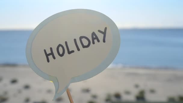 여름날 모래사장에서 휴일이 단어들로 종이로 거품을 문자가 풍선이요 휴가철을 기념하는 — 비디오
