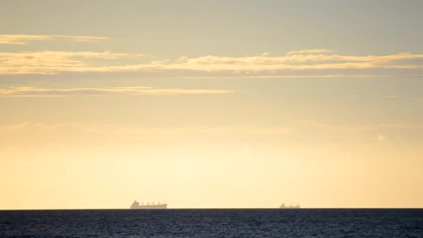 Timelapse Silhuett Tankfartyg Sädesbärare Skyline Havet Och Snabba Rörliga Moln — Stockvideo