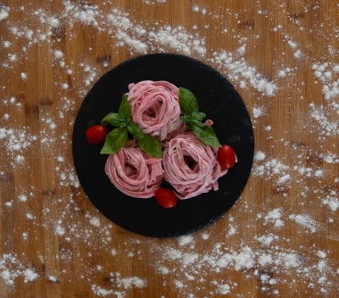 Taze makarna, tagliatelle, pancar aromalı gül ve menekşe.