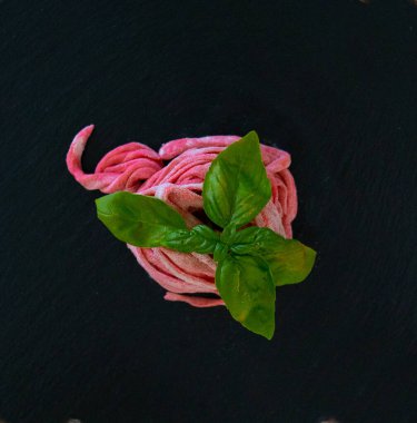 Taze makarna, tagliatelle, pancar aromalı gül ve menekşe.