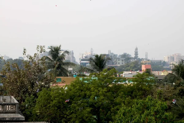 古吉拉特邦 沃萨德日期2021年1月14日一群人聚集在阳台上放风筝 — 图库照片