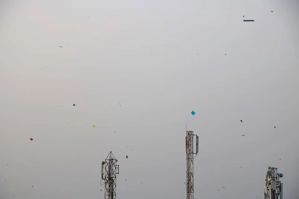 Vlieger Vliegen Blauwe Lucht Vlieger Vliegdag India Met Telefoon Toren — Stockfoto
