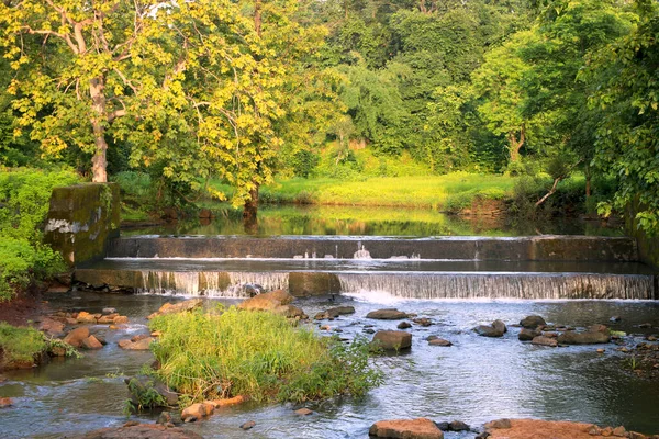 Umleitungsdamm Entnimmt Wasser Aus Fluss Mit Hintergrund — Stockfoto