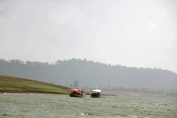 Vista Del Paisaje Ferry Barco Con Turista Para Montar Lago — Foto de Stock